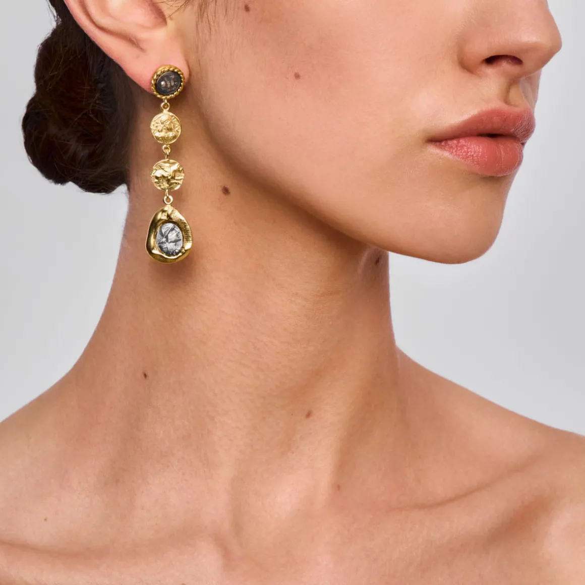 Pozłacane kolczyki z fragmentami medalionów z kolekcji Semios