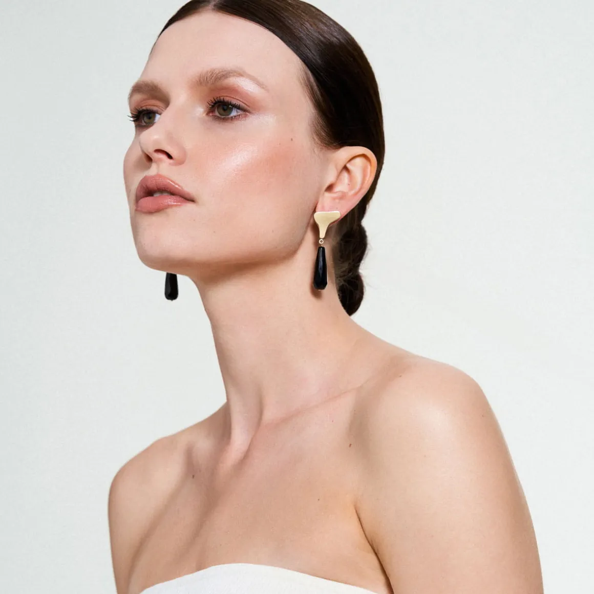 Pozłacane kolczyki z podłużnym onyksem z kolekcji Parer