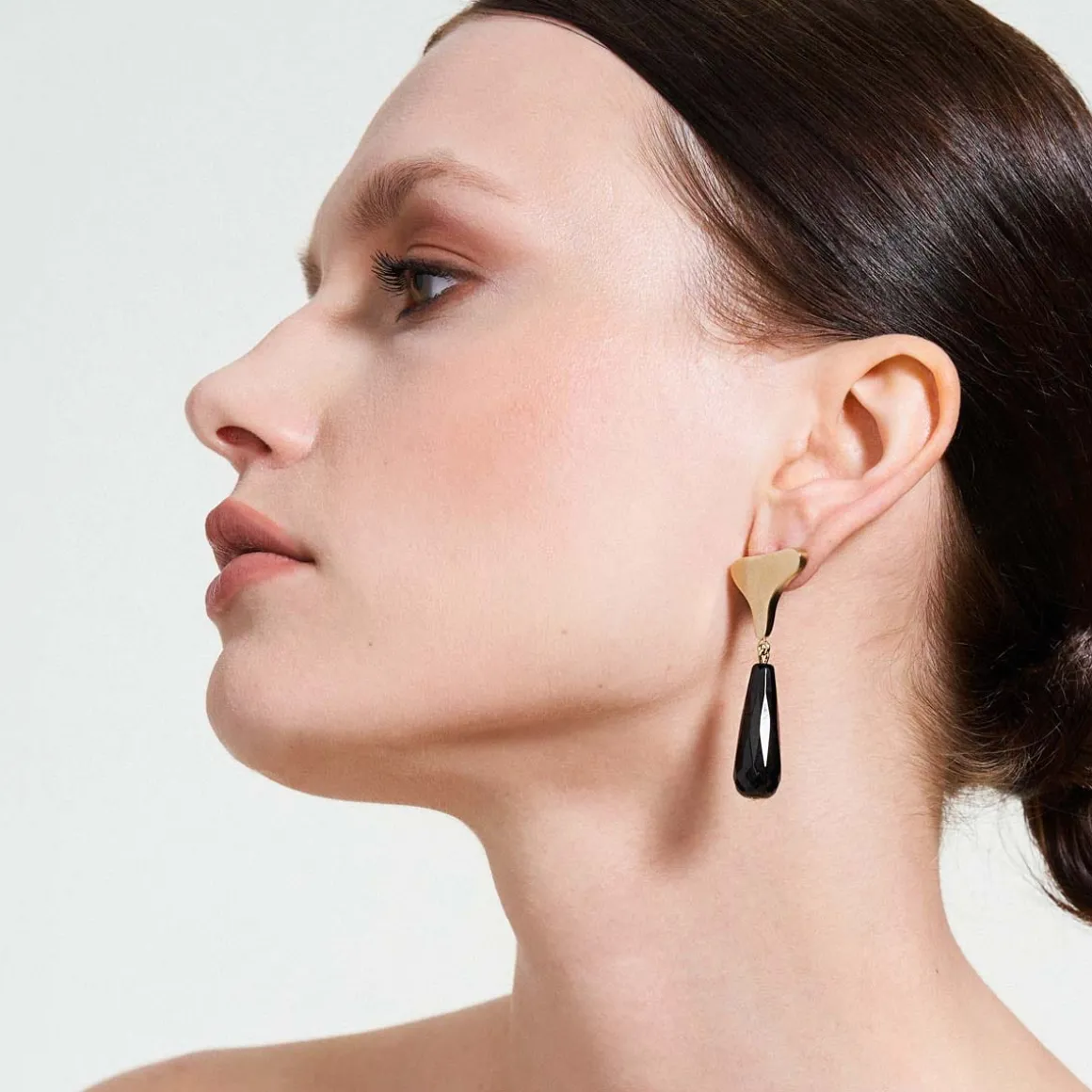Pozłacane kolczyki z podłużnym onyksem z kolekcji Parer