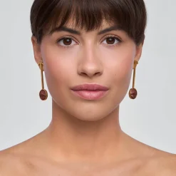 Pozłacane kolczyki z ustami rzeźbionymi w drewnie z kolekcji Kembali