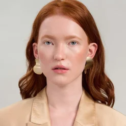 Pozłacane, krótkie kolczyki w nieregularnym kształcie z kolekcji Tache