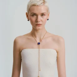 Pozłacany naszyjnik typu krawatka z lapis lazuli z kolekcji Orini