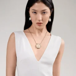 Pozłacany naszyjnik z rzeźbioną różą z kolekcji Kembali