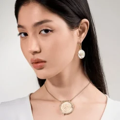 Pozłacany naszyjnik z rzeźbioną różą z kolekcji Kembali