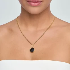 Pozłacany naszyjnik z zawieszką z rzeźbionymi w drewnie ustami z kolekcji Kembali