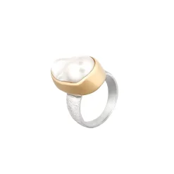 Pozłacany pierścionek z dużą, nieregularną perłą z kolekcji Verum
