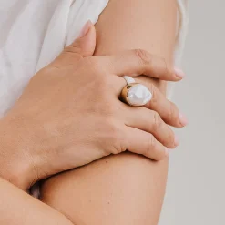 Pozłacany pierścionek z dużą, nieregularną perłą z kolekcji Verum