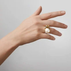 Pozłacany pierścionek z perłą i dwoma diamentami z kolekcji Verum