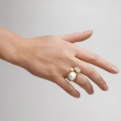 Pozłacany pierścionek z perłą i dwoma diamentami z kolekcji Verum