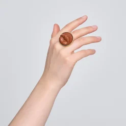 Pozłacany pierścionek z rzeźbionymi w drewnie ustami z kolekcji Kembali