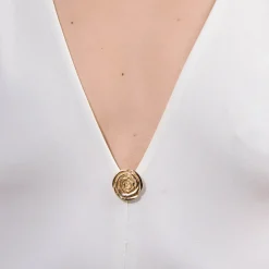 Pozłacany pin róża z kolekcji Kembali