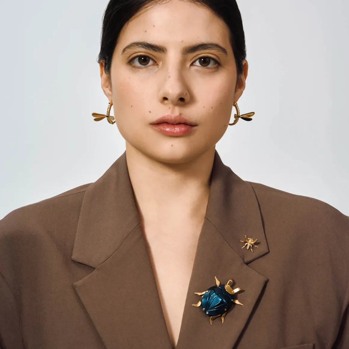 Pozłacany pin w kształcie komara z kolekcji Plantis