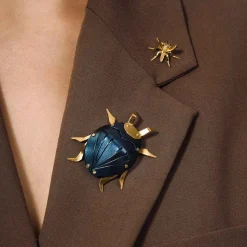 Pozłacany pin w kształcie komara z kolekcji Plantis