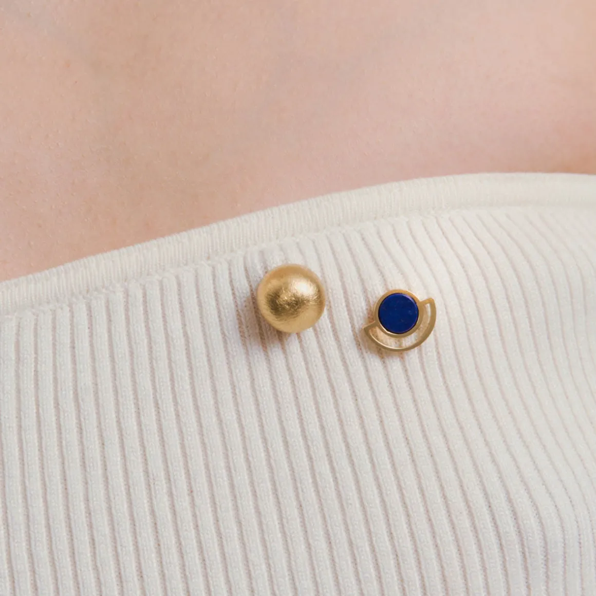 Pozłacany pin z lapis lazuli "Kwadra Księżyca" z kolekcji Orini