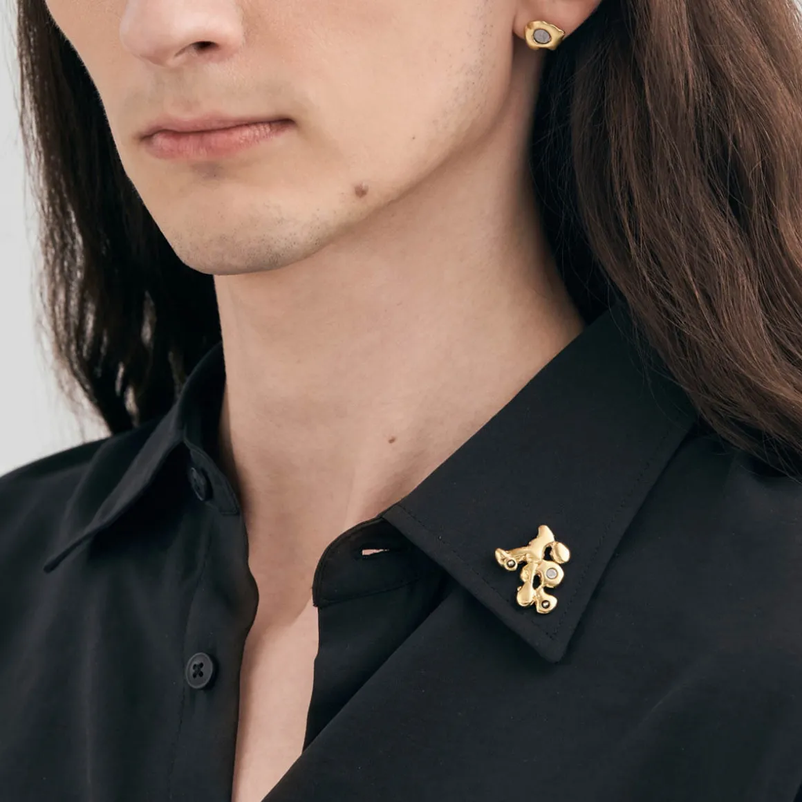 Pozłacany pin z meteorytem i pirytami z kolekcji Meteoros