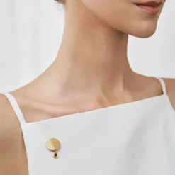 Pozłacany pin z szarym kryształem z kolekcji Holos