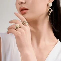 Pozłacany, szeroki pierścionek wąż z kolekcji Kembali