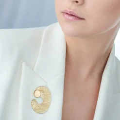 Ręcznie wykonany pin z nieregularną i polerowaną powierzchnią z kolekcji Moon