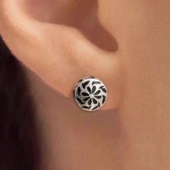 Ręcznie zdobione, srebrne kolczyki na sztyft z kolekcji Minakari