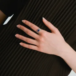 Srebrna obrączka z lapis lazuli z kolekcji Orini