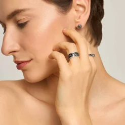 Srebrna obrączka z roślinnymi zdobieniami z kolekcji Minakari