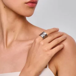 Srebrna, szeroka obrączka z kolekcji Semios