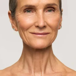 Srebrne, drobne kolczyki z perłami z kolekcji Perle