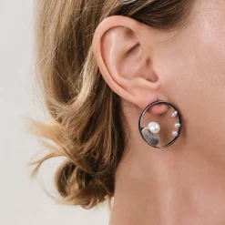 Srebrne kolczyki koła z perłami z kolekcji Parer