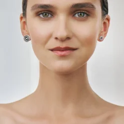 Srebrne kolczyki na sztyft z kolorowymi kryształami z kolekcji Holos