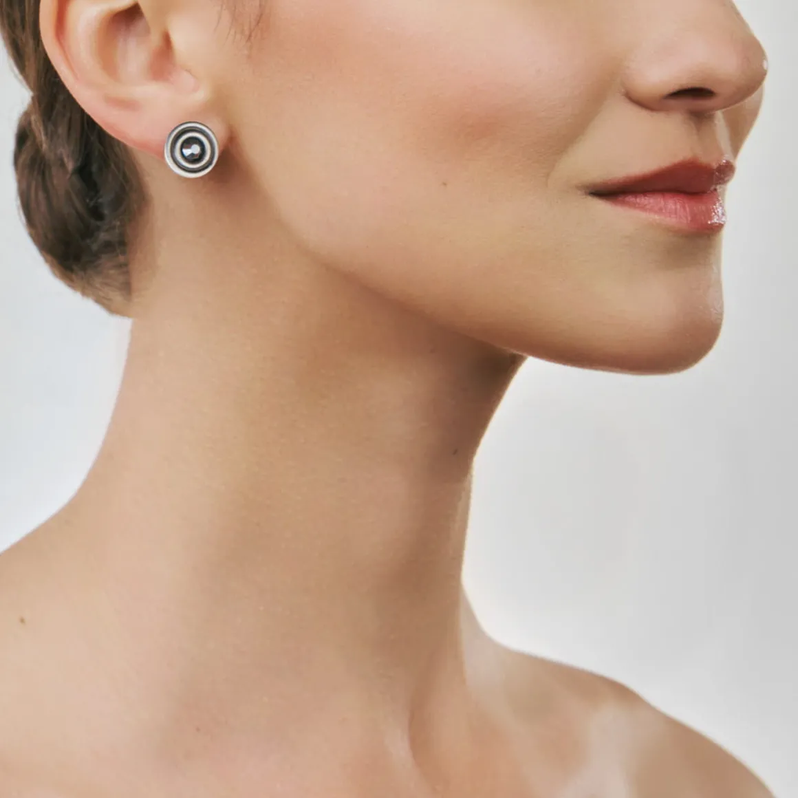 Srebrne kolczyki na sztyft z kolorowymi kryształami z kolekcji Holos