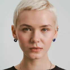 Srebrne kolczyki w kształcie pierścienia z lapis lazuli z kolekcji Orini