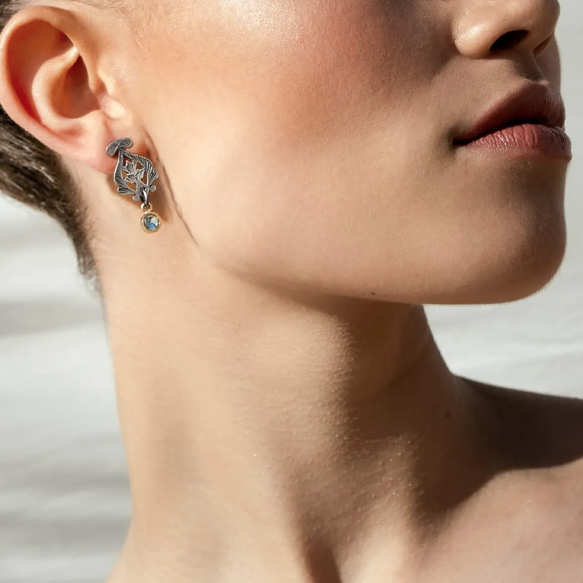 Srebrne kolczyki ze złoto-niebieskimi zawieszkami z kolekcji Maroko