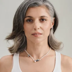 Srebrny, krótki naszyjnik z pereł z zawieszkami w kształcie żołędzi