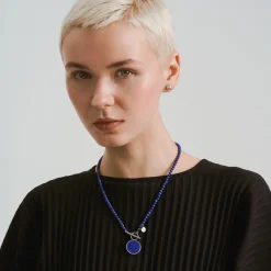 Srebrny naszyjnik z koralami lapis lazuli z kolekcji Orini
