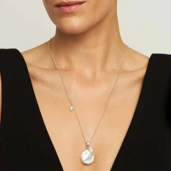 Srebrny naszyjnik z okrągłą perłową zawieszką z kolekcji Perle