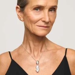 Srebrny naszyjnik z zawieszką z perłą z kolekcji Perle