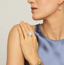 Srebrny, perłowy pierścionek z kolekcji Perle