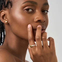 Srebrny pierścionek z fasetowanym perydotem z kolekcji Verum