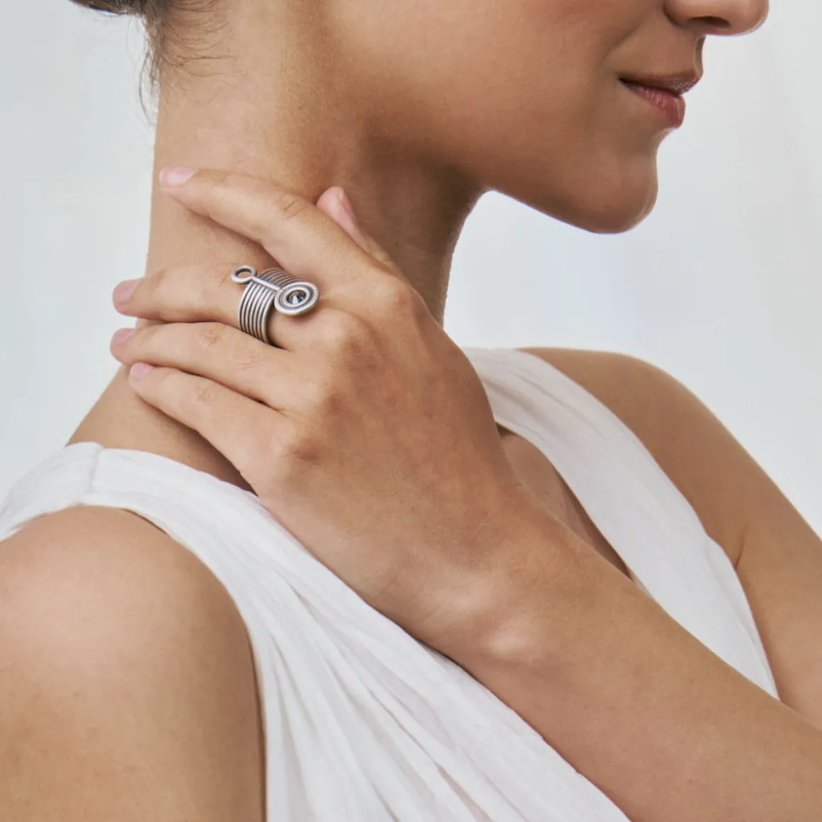 Srebrny pierścionek z kryształem z kolekcji Holos