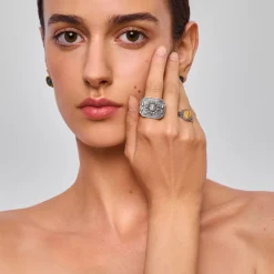 Srebrny sygnet z symbolem słońca z kolekcji Semios