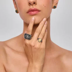 Srebrny sygnet z symbolem słońca z kolekcji Semios