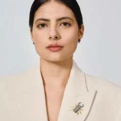 Srebrzysty pin jelonek rogacz z kolekcji Plantis