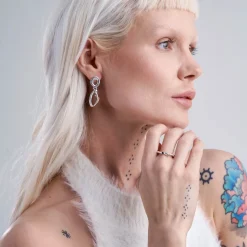 Subtelny pierścionek z ciemnym kamieniem z kolekcji New Stone