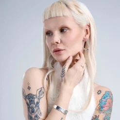 Subtelny pierścionek z ciemnym kamieniem z kolekcji New Stone