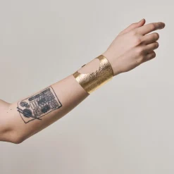 Szeroka, elegancka bransoletka z kolekcji Moon z dekoracyjnym wycięciem