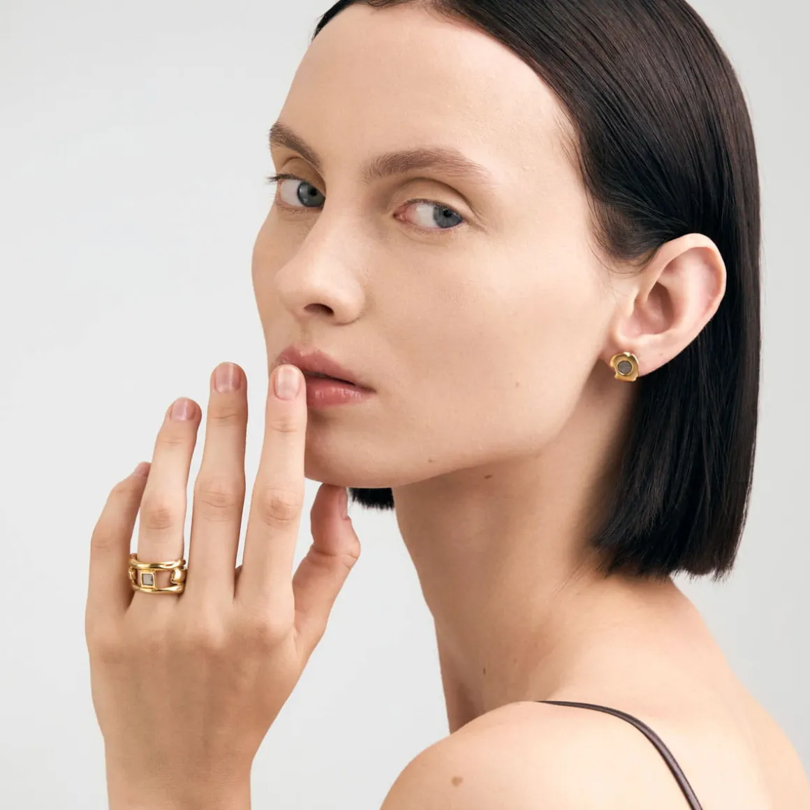 Szeroka, pozłacana obrączka z meteorytem z kolekcji Meteoros