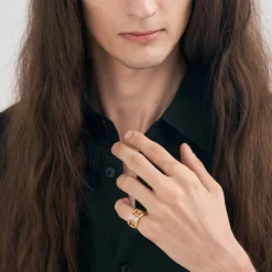 Szeroka, pozłacana obrączka z meteorytem z kolekcji Meteoros