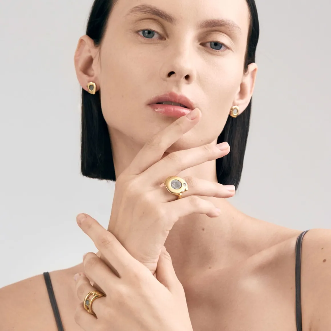 Szeroka, pozłacana obrączka z meteorytem z kolekcji Meteoros