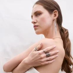 Szeroka, srebrna obrączka z kryształami górskimi z kolekcji Prato