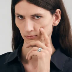 Szeroka, srebrna obrączka z meteorytem z kolekcji Meteoros